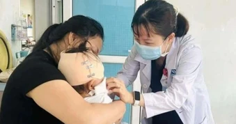 Bé gái 19 tháng tuổi bị chó cắn vào đầu