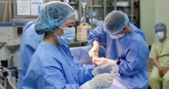 Bé gái 4 tuổi bị bệnh hiểm nghèo được cứu sống nhờ tế bào gốc của em trai