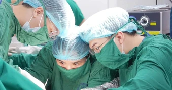 Bé gái 4 tuổi bị kẹt dị vật ở vùng kín suốt một tháng