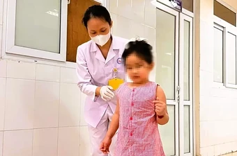 Bé gái 6 tuổi liệt toàn thân do trúng độc rắn cạp nia