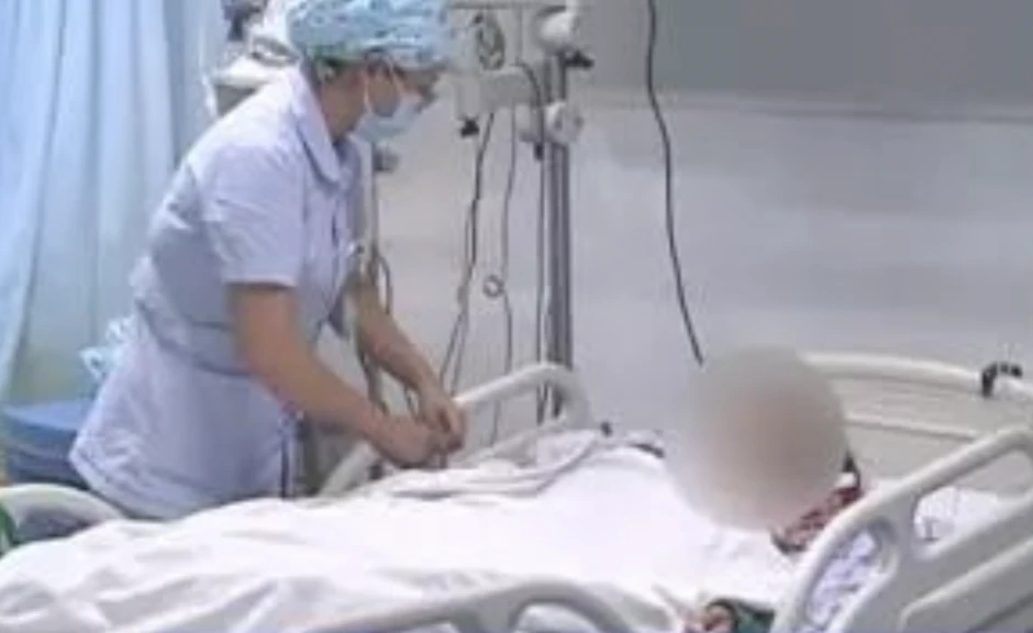 Bé gái 8 tuổi bất ngờ qua đời vì ung thư thận, cha bật khóc: Tất cả là tại tôi