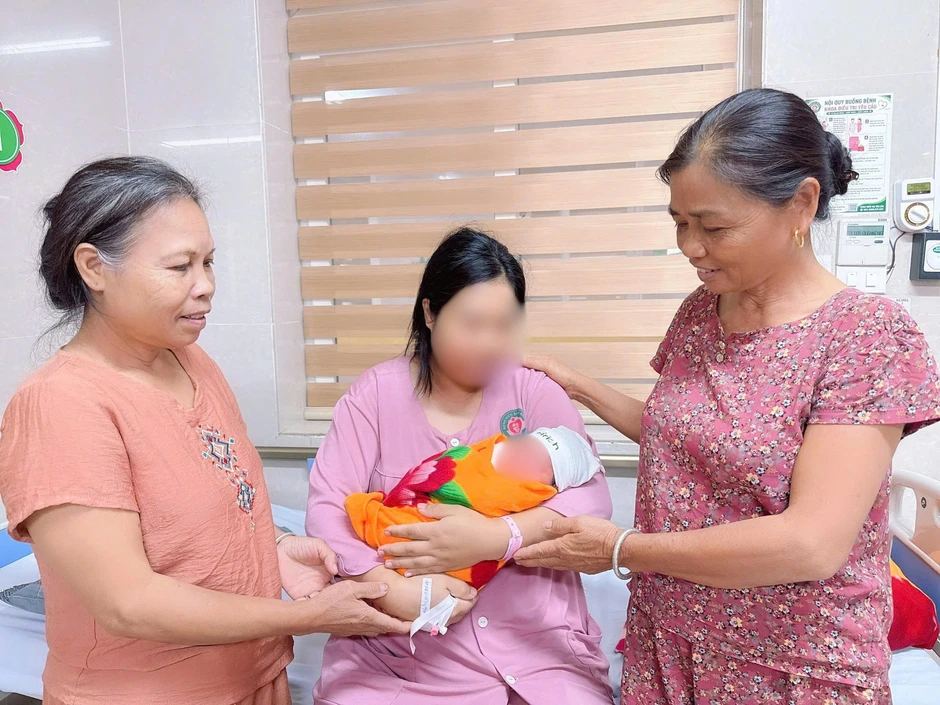 Bé gái chào đời với 5 vòng dây rốn quấn cổ Bé gái chào đời với 5 vòng dây rốn quấn cổ