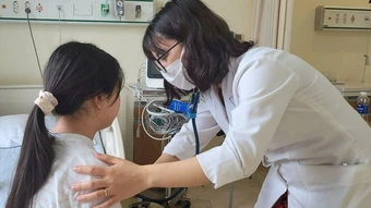 Bé gái mắc hội chứng Cushing do thuốc chứa corticoid - Báo TinVina