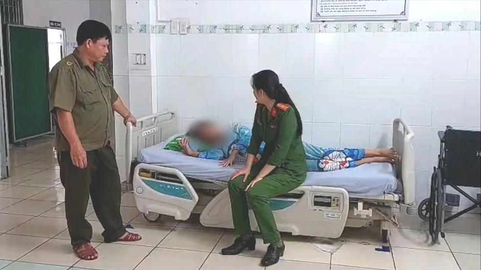 Bé gái nghi bị loạn thần vì nhiều ngày sử dụng điện thoại, không ngủ Bé gái nghi bị loạn thần vì nhiều ngày sử dụng điện thoại, không ngủ