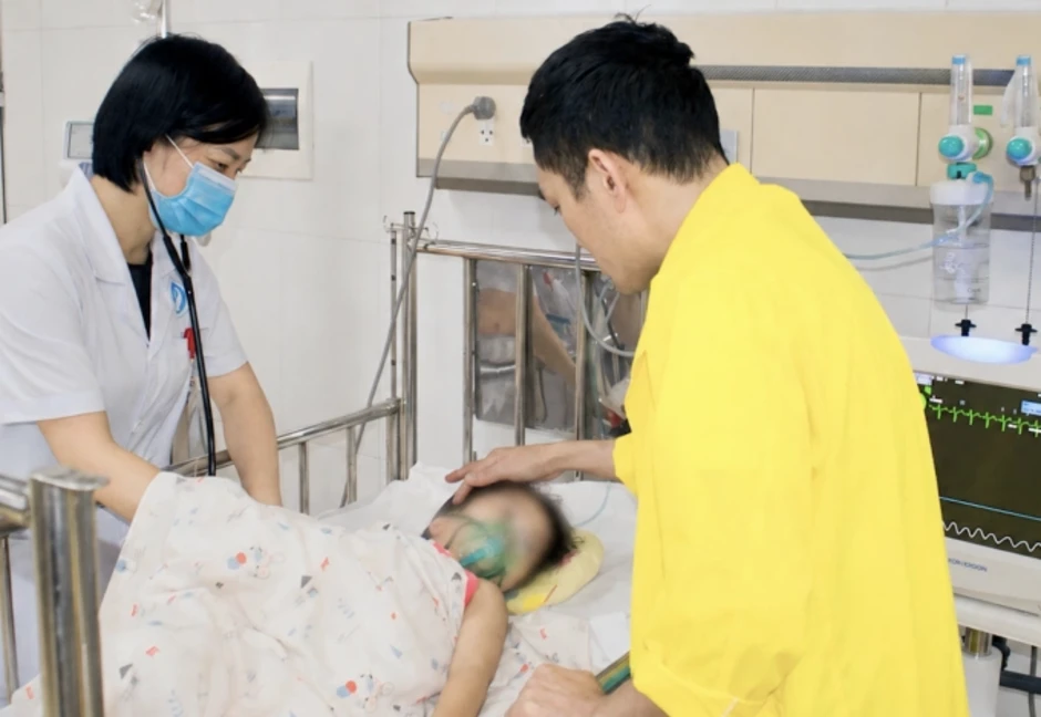 Bé gái nguy kịch sau khi mắc kẹt cổ vào cánh cổng sắt Bé gái nguy kịch sau khi mắc kẹt cổ vào cánh cổng sắt