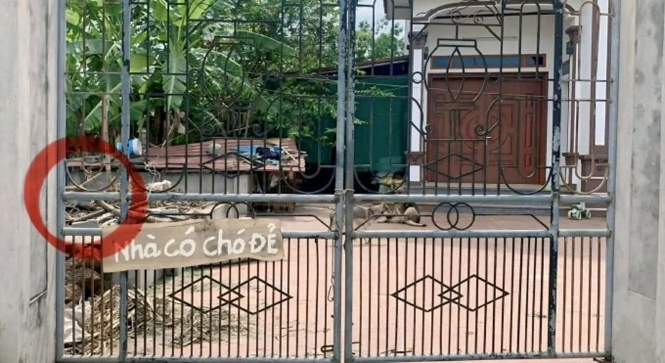 Bé gái nguy kịch sau khi mắc kẹt cổ vào cánh cổng sắt Bé gái nguy kịch sau khi mắc kẹt cổ vào cánh cổng sắt