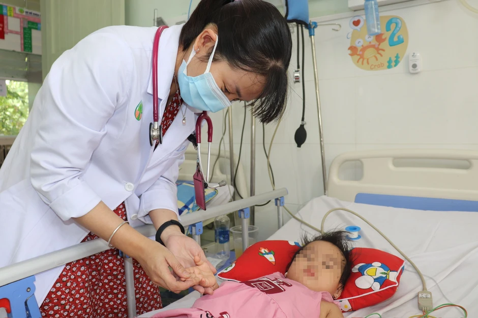 Bé gái nói nhảm, rối loạn tâm thần sau khi được mẹ dán miếng chống say xe Bé gái nói nhảm, rối loạn tâm thần sau khi được mẹ dán miếng chống say xe