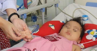 Bé gái nói nhảm, rối loạn tâm thần sau khi được mẹ dán miếng chống say xe