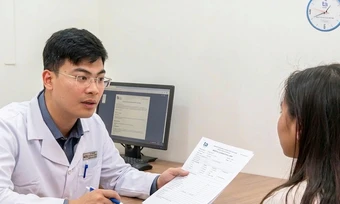 Bé gái suy dinh dưỡng thể béo phì - Báo TinVina