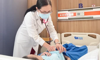Bé gái viêm amidan biến chứng viêm cầu thận cấp - Báo TinVina