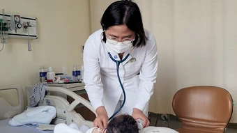 Bé gái viêm phổi do đồng nhiễm Covid-19 và tụ cầu vàng - Báo TinVina
