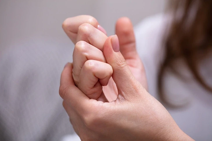 Bẻ khớp ngón tay 'sảng khoái' nhưng nguy hiểm thế nào? Bẻ khớp ngón tay 'sảng khoái' nhưng nguy hiểm thế nào?