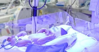 Bé sơ sinh nguy kịch vì nhóm máu cực hiếm, phải truyền máu từ mẹ vừa mổ