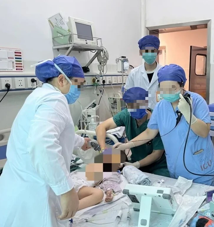 Bé trai 1 tuổi tử vong vì 1 thứ ở ống hút, bác sĩ cảnh báo: Nhiều phụ huynh tưởng vô hại!