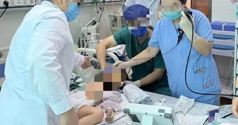 Bé trai 1 tuổi tử vong vì 1 thứ ở ống hút, bác sĩ cảnh báo: Nhiều phụ huynh tưởng vô hại!