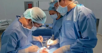 Bé trai 11 tuổi bị rách bìu, lộ tinh hoàn sau cú va vào ghi-đông xe đạp