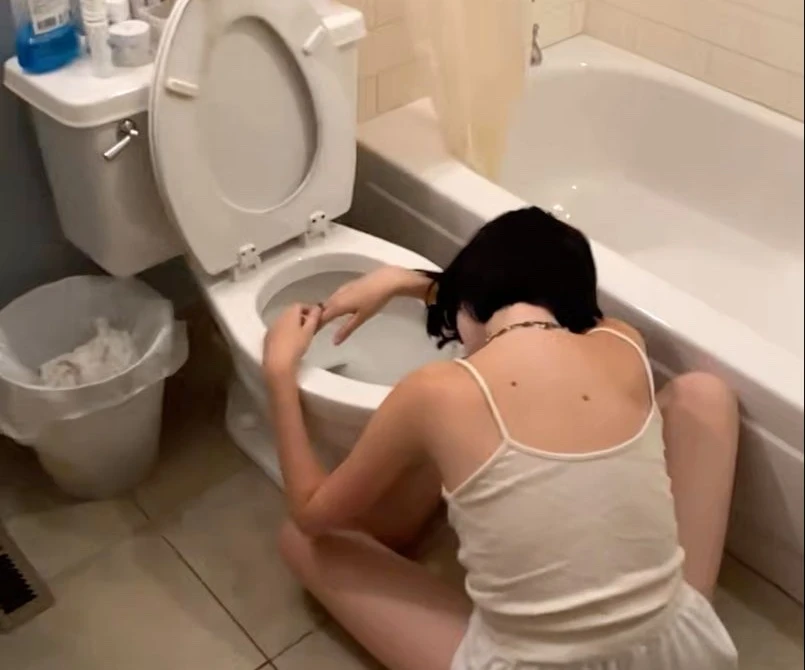 Bé trai 12 tuổi thủng ruột vì loại nước người lớn còn "mê như điếu đổ" Bé trai 12 tuổi thủng ruột vì loại nước người lớn còn "mê như điếu đổ"