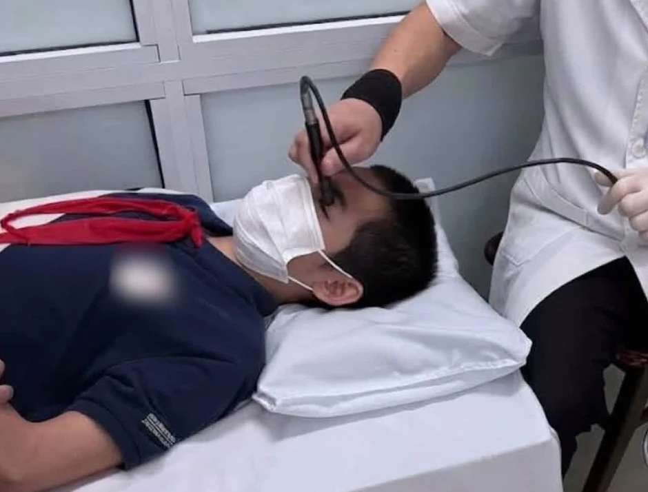 Bé trai 13 tuổi vỡ nhãn cầu sau cú bật ô của bạn
