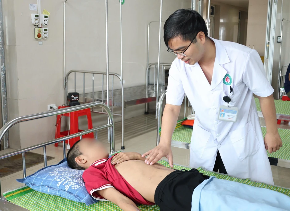 Bé trai 15 tuổi vỡ dạ dày sau cú tông vào bồn hoa, thoát chết ngoạn mục Bé trai 15 tuổi vỡ dạ dày sau cú tông vào bồn hoa, thoát chết ngoạn mục