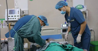 Bé trai 15 tuổi vỡ dạ dày sau cú tông vào bồn hoa, thoát chết ngoạn mục