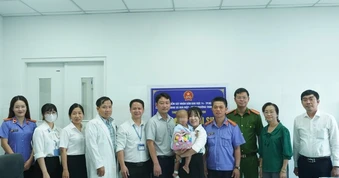 Bé trai 2 tuổi bị bạo hành được cấp giấy khai sinh