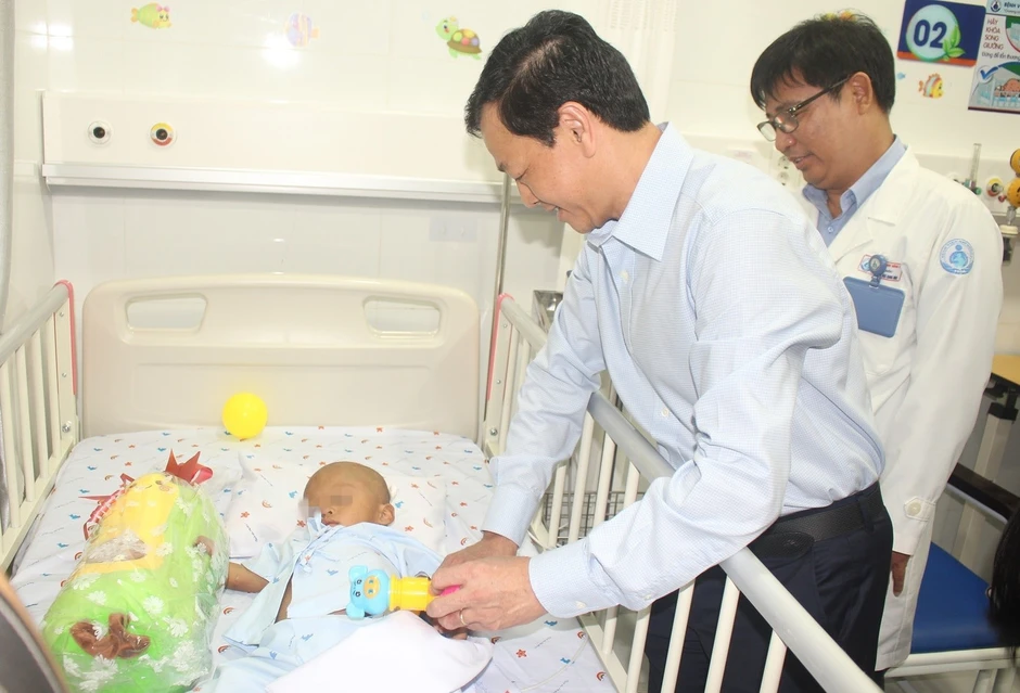 Bé trai 2 tuổi bị bạo hành nhiều đêm giật mình khóc gọi mẹ