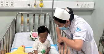 Bé trai 2 tuổi bị bạo hành nhiều đêm giật mình khóc gọi mẹ