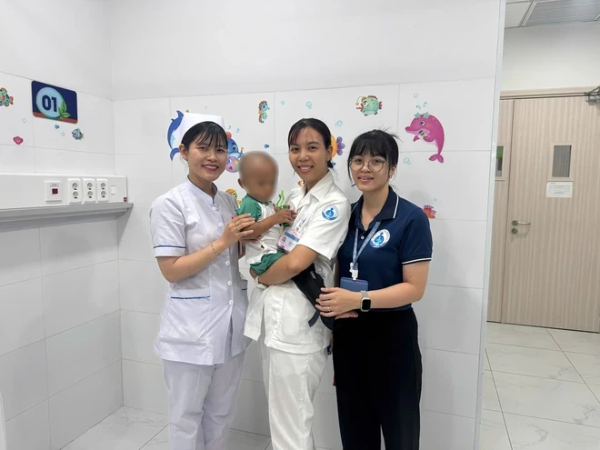 Bé trai 2 tuổi bị mẹ và người tình bạo hành được xuất viện