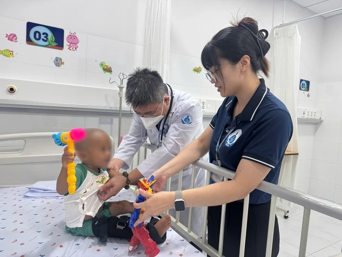 Bé trai 2 tuổi bị mẹ và người tình bạo hành được xuất viện