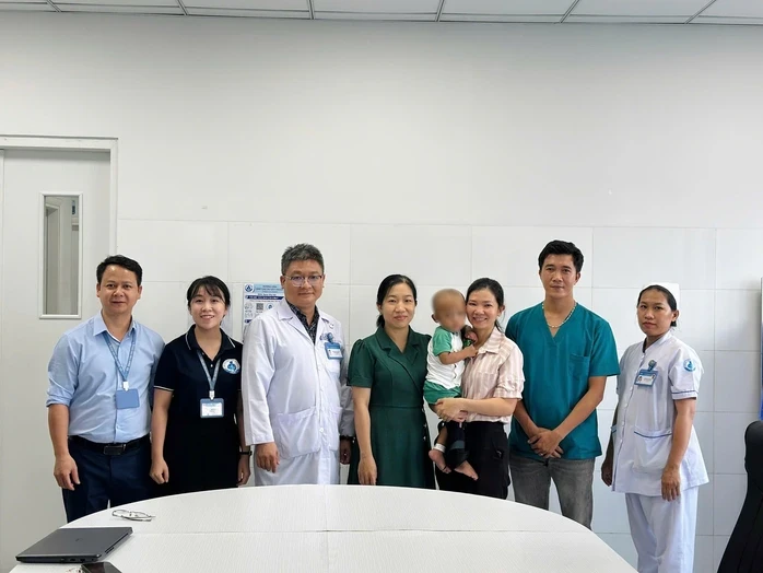 Bé trai 2 tuổi bị mẹ và người tình bạo hành được xuất viện