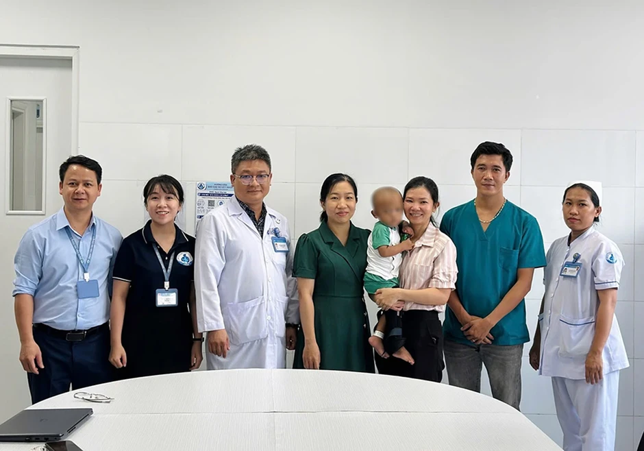 Bé trai 2 tuổi bị mẹ và nhân tình bạo hành được ra viện, 1 trung tâm đón về chăm Bé trai 2 tuổi bị mẹ và nhân tình bạo hành được ra viện, 1 trung tâm đón về chăm