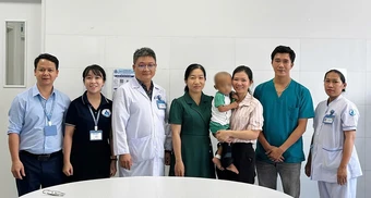 Bé trai 2 tuổi bị mẹ và nhân tình bạo hành được ra viện, 1 trung tâm đón về chăm