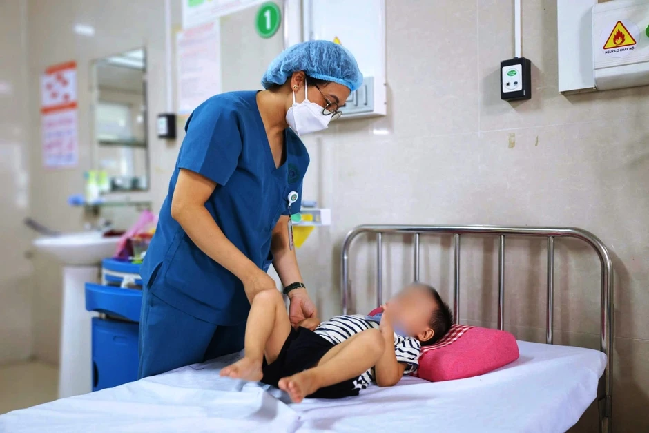 Bé trai 2 tuổi nhập viện cấp cứu sau khi chữa táo bón bằng lá lộc mại Bé trai 2 tuổi nhập viện cấp cứu sau khi chữa táo bón bằng lá lộc mại