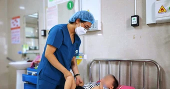 Bé trai 2 tuổi nhập viện cấp cứu sau khi chữa táo bón bằng lá lộc mại