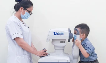 Bé trai 3 tuổi cận 14 độ - Báo TinVina