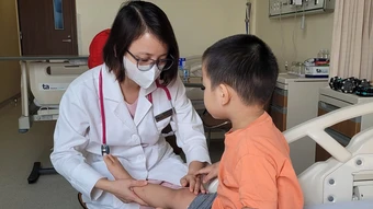 Bé trai 3 tuổi viêm xương tủy - Báo TinVina