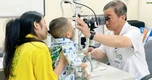 Bé trai 3 tuổi vỡ thể thủy tinh do que xiên thịt đâm vào mắt