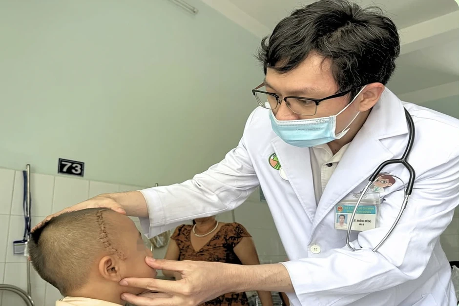 Bé trai 4 tuổi bị viên đạn ná bắn chim ghim vào sọ não nguy kịch Bé trai 4 tuổi bị viên đạn ná bắn chim ghim vào sọ não nguy kịch