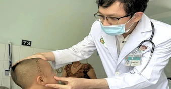 Bé trai 4 tuổi bị viên đạn ná bắn chim ghim vào sọ não nguy kịch