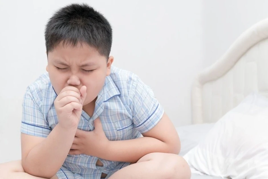 Bé trai 5 tuổi tổn thương phổi sau khi hít phải kem chống nắng dạng xịt Bé trai 5 tuổi tổn thương phổi sau khi hít phải kem chống nắng dạng xịt