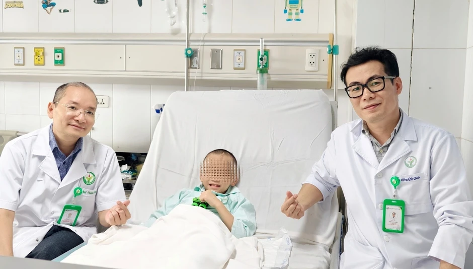 Bé trai 6 tuổi ở Hà Nội bị cọc hàng rào đâm xuyên bụng, nguy kịch Bé trai 6 tuổi ở Hà Nội bị cọc hàng rào đâm xuyên bụng, nguy kịch
