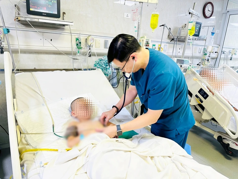 Bé trai 6 tuổi ở Hà Nội bị cọc hàng rào đâm xuyên bụng, nguy kịch Bé trai 6 tuổi ở Hà Nội bị cọc hàng rào đâm xuyên bụng, nguy kịch