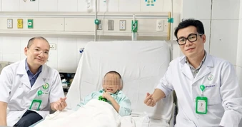 Bé trai 6 tuổi ở Hà Nội bị cọc hàng rào đâm xuyên bụng, nguy kịch