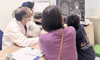 Bé trai 7 tuổi bị dị dạng mạch máu ở trán - Báo TinVina