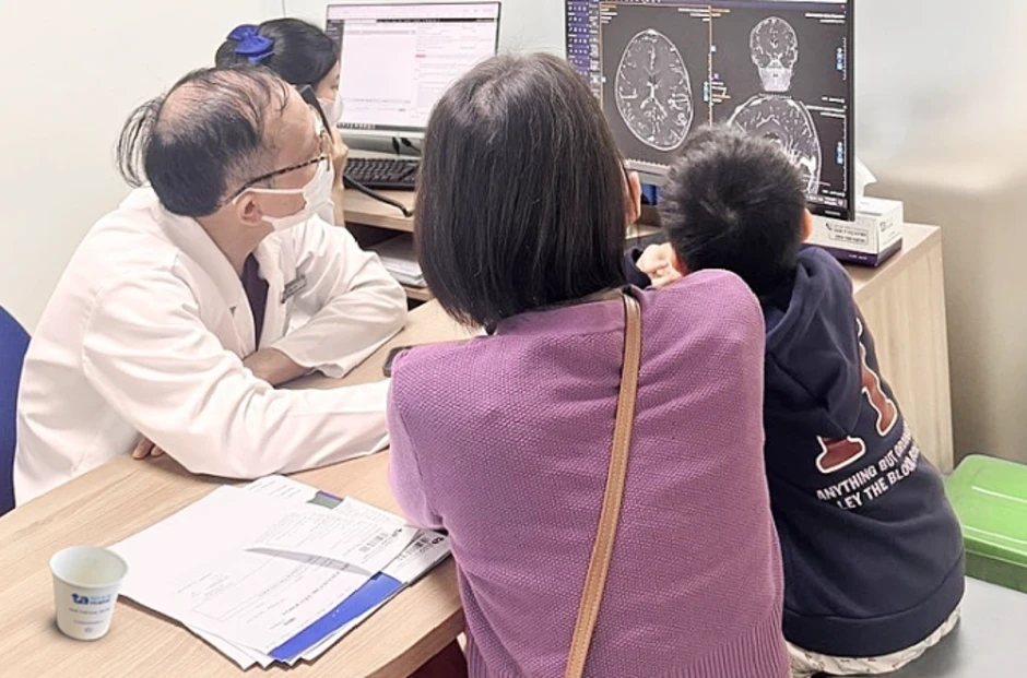 Bé trai 7 tuổi bị dị dạng mạch máu ở trán - Báo TinVina Bé trai 7 tuổi bị dị dạng mạch máu ở trán - Báo TinVina