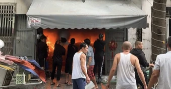 Bé trai bị bỏng 60% cơ thể trong vụ cháy nhà liền kề ở Hà Nội hiện ra sao?