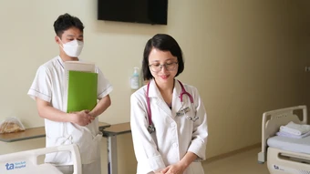 Bé trai bị viêm mạch máu toàn thân - Báo TinVina