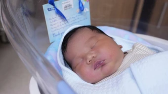 Bé trai chào đời nặng 5,3 kg - Báo TinVina