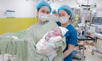 Bé trai chào đời nặng gần 6 kg