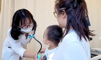 Bé trai đồng nhiễm vi khuẩn, virus - Báo TinVina